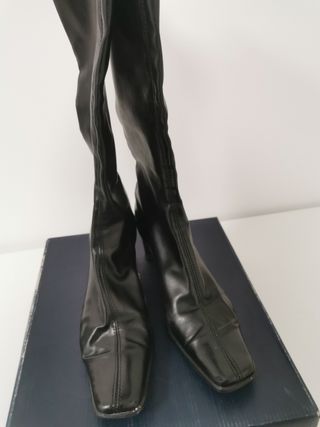 Botas altas elasticas n 38 negras Pedro Miralles de segunda mano por 12 EUR  en Madrid en WALLAPOP