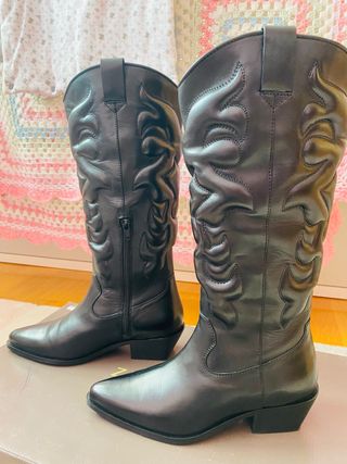 Botas cowboy piel Zendra número 37 de segunda mano por 55 EUR en León en  WALLAPOP