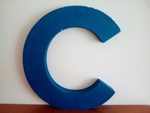 Letra C de poliespan corcho de color azul cerúleo