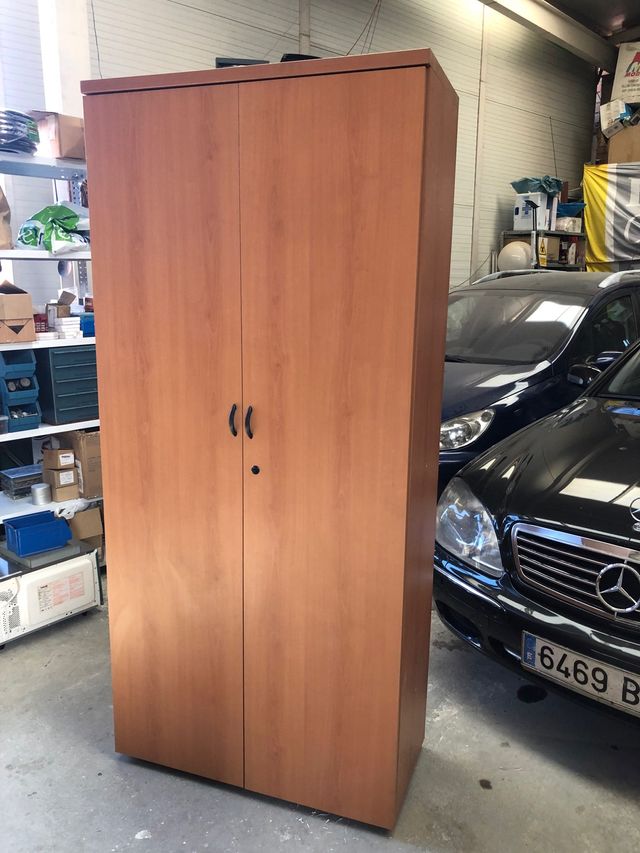 Mesas,sillas, armarios estantería y muebles