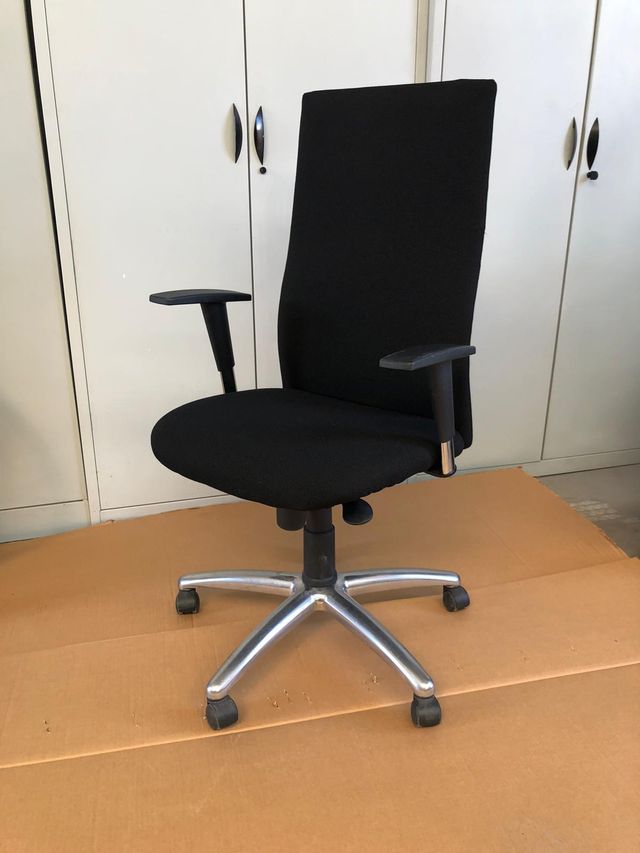 Mesas,sillas, armarios estantería y muebles