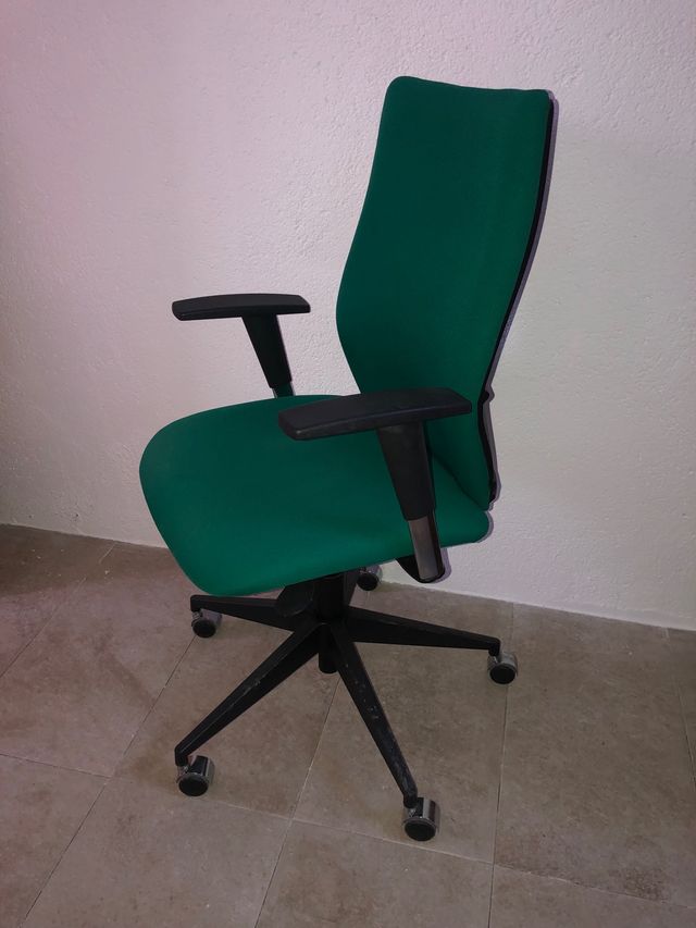 Mesas,sillas, armarios estantería y muebles