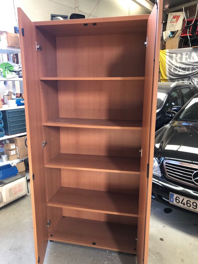 Mesas,sillas, armarios estantería y muebles