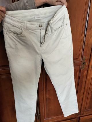 Pantalón blanco pana Massimo Dutti de segunda mano por 25 EUR en Salamanca  en WALLAPOP