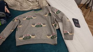 Sudadera Friends Primark de segunda mano por 5 EUR en La Gangosa en WALLAPOP