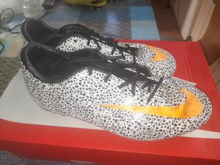 Botas Fútbol con tacos NIKE de segunda mano por 10 EUR en Sant Feliu de  Llobregat en WALLAPOP