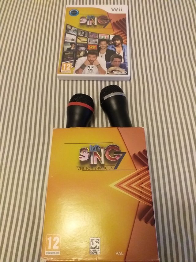Juego y dos micrófonos