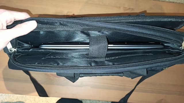 Maletín para portátil con 4 compartimentos.