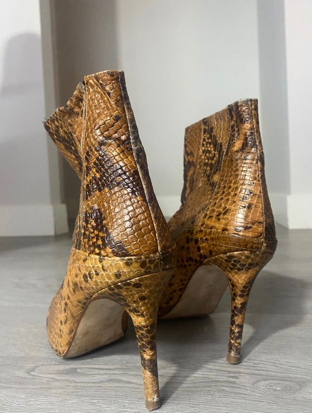 Preciosos botines de serpiente de ZARA t 39