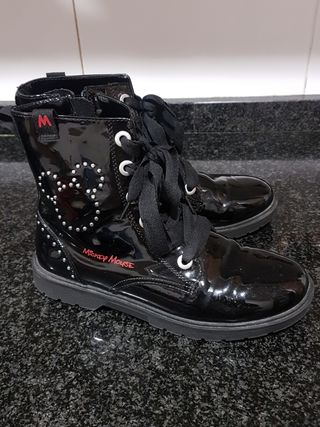 Botines Mickey Mouse de segunda mano por 8 EUR en Badalona en WALLAPOP