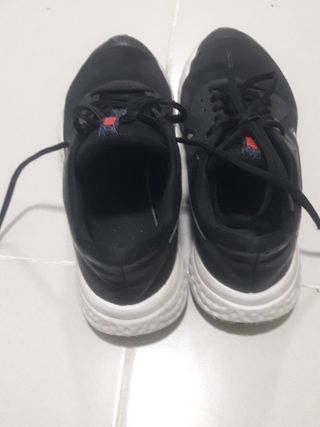 Deportiva Nike Revolution talla 37,5 de segunda mano por 20 EUR en  Paracuellos de Jarama en WALLAPOP