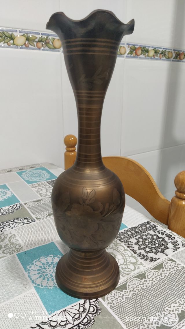 2 x1 jarrones de metal con grabados ( antigüedad)