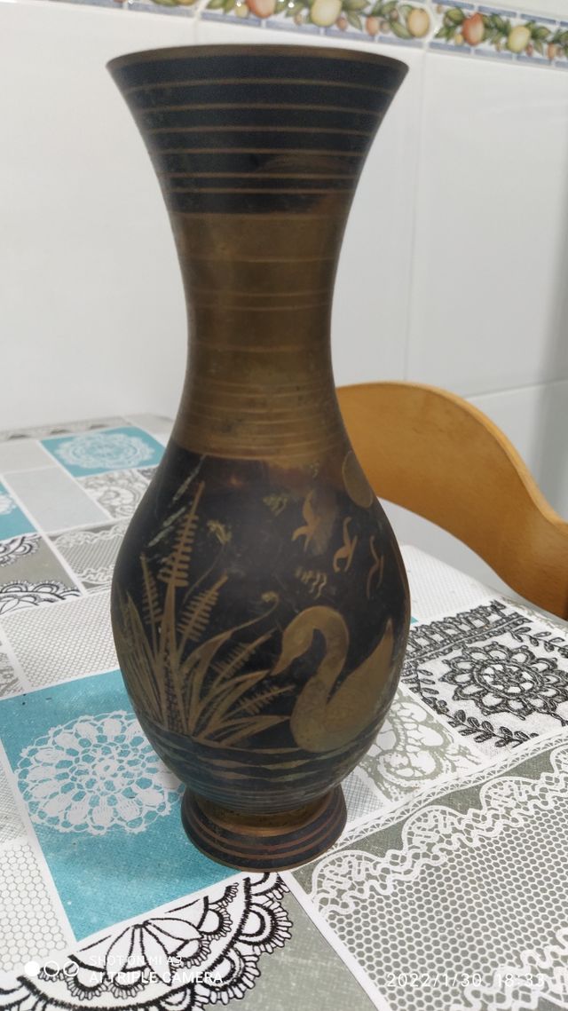 2 x1 jarrones de metal con grabados ( antigüedad)