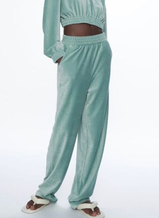 Pantalón jogging terciopelo. Zara de segunda mano por 4,99 EUR en  Torrelodones en WALLAPOP
