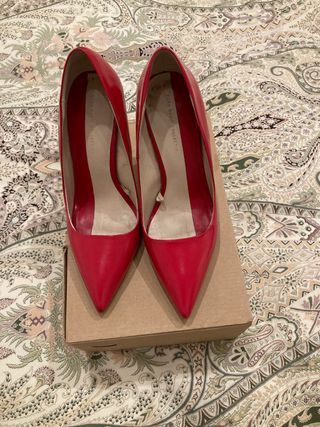 Stilettos rojos Zara de segunda mano por 22 EUR en Madrid en WALLAPOP
