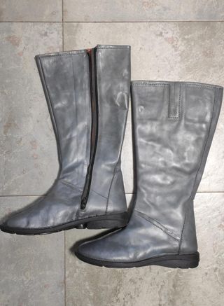 Bota alta hasta el muslo. Fabricada en PVC color verde.