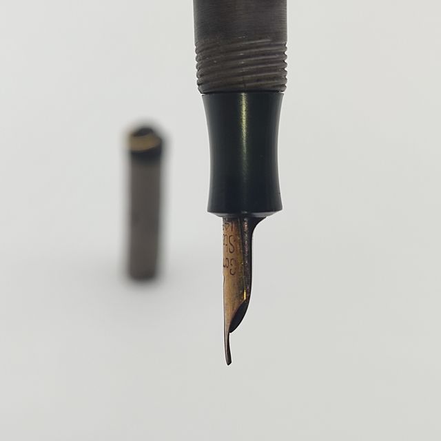 PLUMA ESTILOGRÁFICA EN MINIATURA CONWAY STEWART.