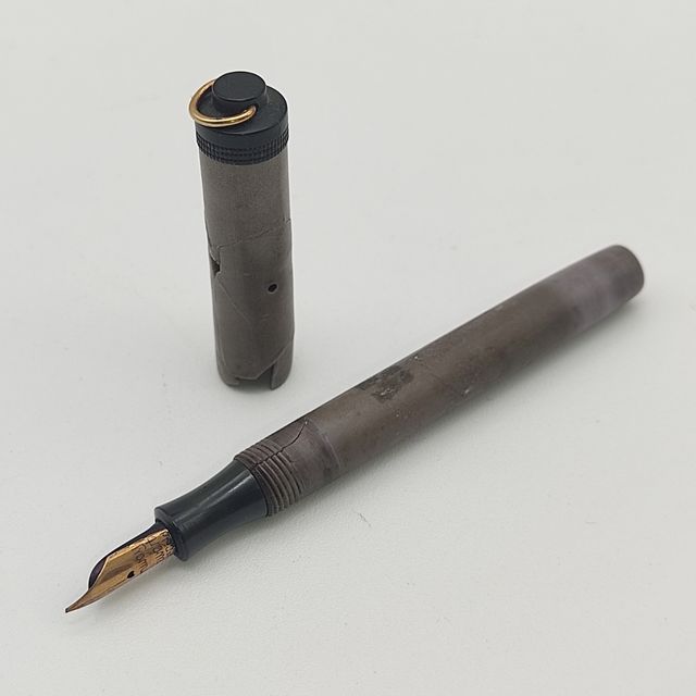 PLUMA ESTILOGRÁFICA EN MINIATURA CONWAY STEWART.