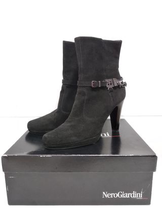 Botines de tacón negros de ante Nero Giardini de segunda mano por 30 EUR en  Bilbao en WALLAPOP