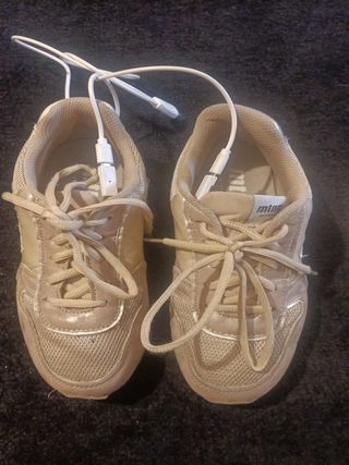 Zapatillas mustang doradas de segunda mano por 20 EUR en Córdoba en WALLAPOP