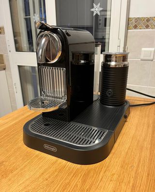 Cafetera Nespresso Delonghi Citiz de segunda mano por 90 EUR en Islantilla  en WALLAPOP