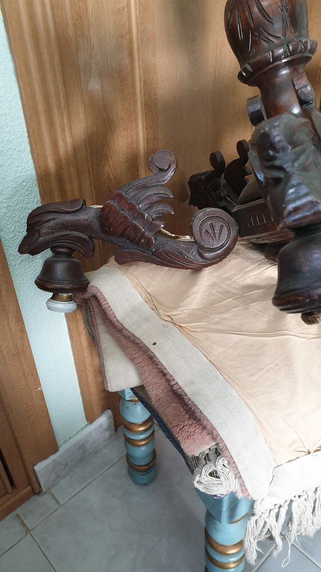 Lámpara madera con figuras talladas