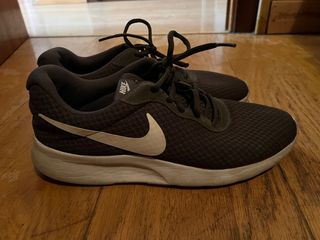 Zapatillas Nike tanjun verde de segunda mano por 30 EUR en Zaragoza en  WALLAPOP