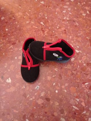 Zapatillas de ir por casa niño marca lupilu de segunda mano por 5 EUR en  Valencia en WALLAPOP