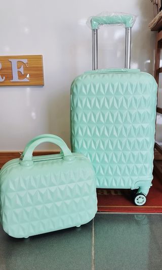 Conjunto de maleta de viaje de cabina y neceser a de segunda mano por 42,9  EUR en Málaga en WALLAPOP