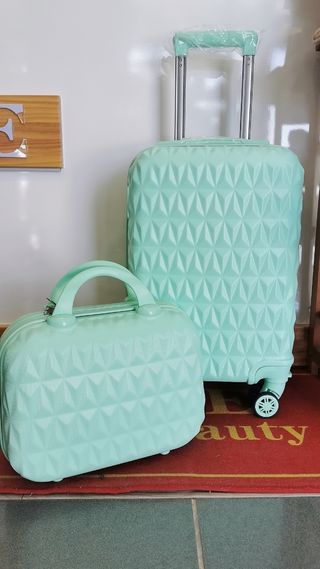 Conjunto de maleta de viaje de cabina y neceser a de segunda mano por 42,9  EUR en Málaga en WALLAPOP