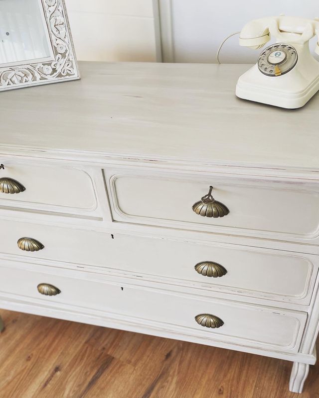 Cómoda Resturada por Encargo