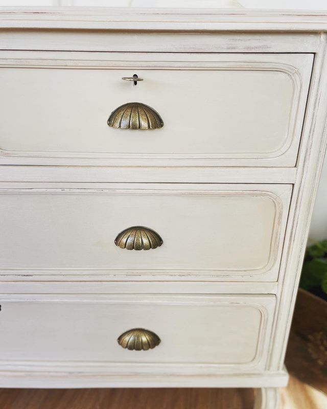 Cómoda Resturada por Encargo