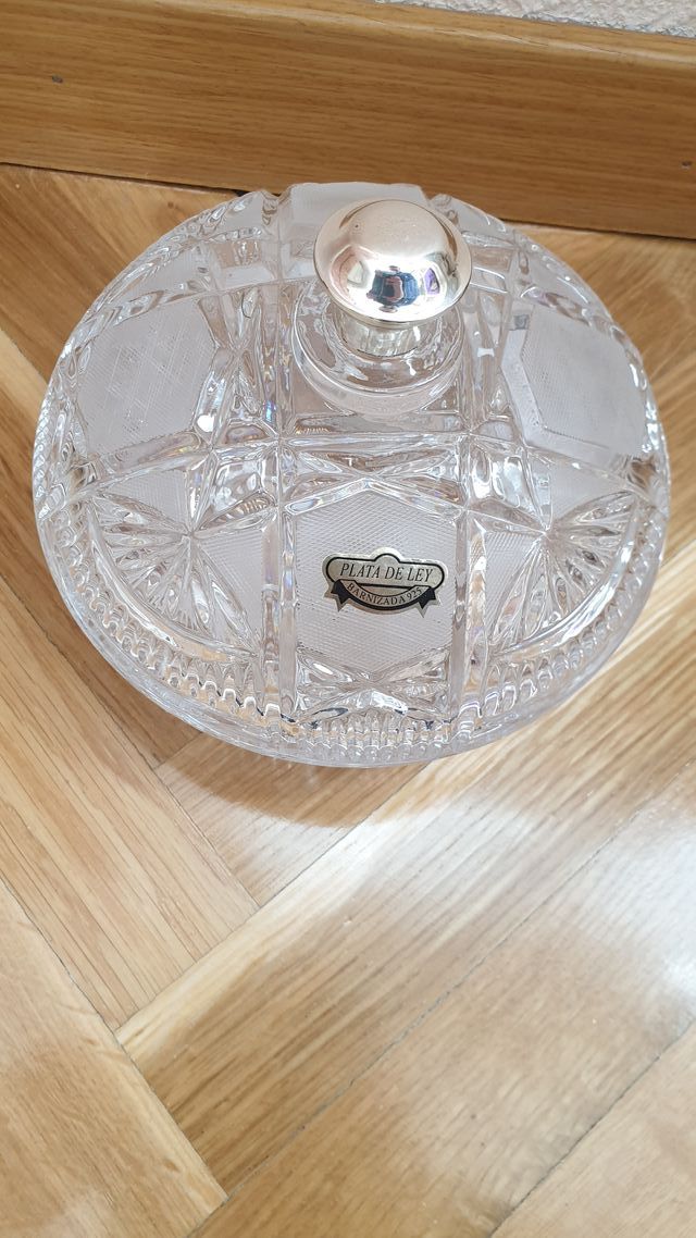Bombonera tallada de cristal barnizada en plata
