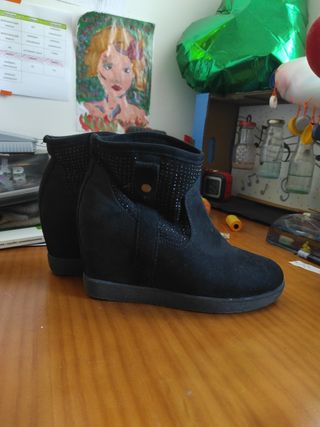 Botas con taco cuña escondido de segunda mano por 20 EUR en Alcoletge en  WALLAPOP