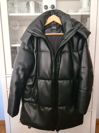 Plumifero efecto piel Zara talla S de segunda mano por 27 EUR en Madrid en  WALLAPOP