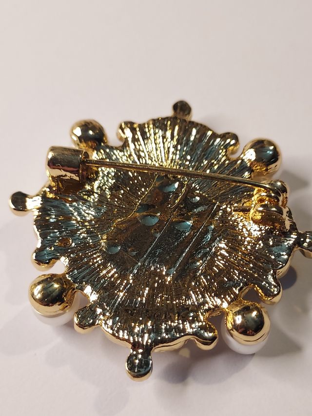 Broche imperdible con flores y perlas vintage