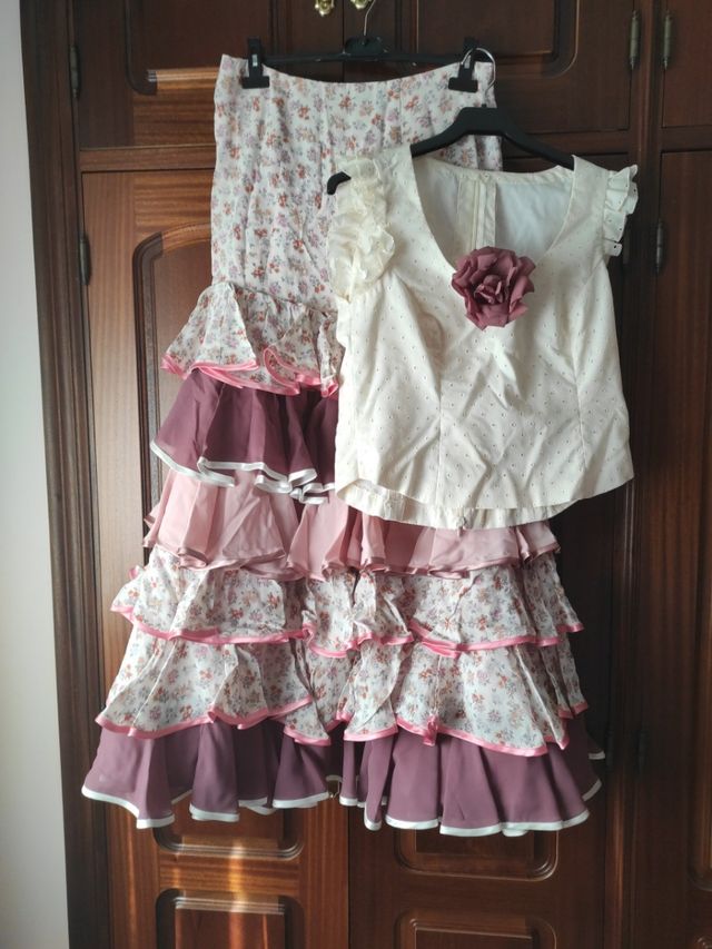 falda flamenca blusa y flor