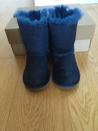 Bota UGG T-25 azul marino con lazos de segunda mano por 70 EUR en Ourense  en WALLAPOP