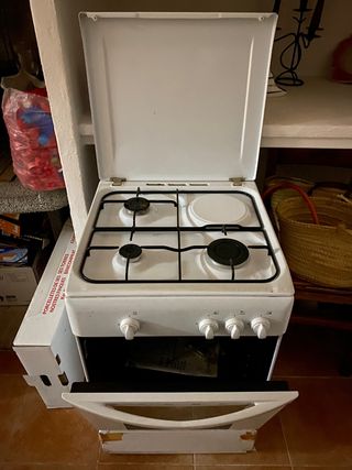 COCINA DE 3 FOGONES CON HORNO de segunda mano por 175 EUR en Felanitx en  WALLAPOP
