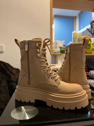 Botas estilo militar de Pull and Bear de segunda mano por 15 EUR en Madrid  en WALLAPOP