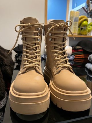 Botas estilo militar de Pull and Bear de segunda mano por 15 EUR en Madrid  en WALLAPOP