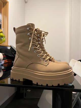Botas estilo militar de Pull and Bear de segunda mano por 15 EUR en Madrid  en WALLAPOP