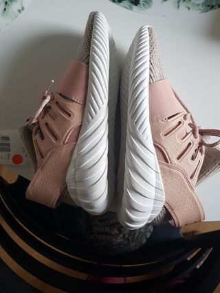 Zapatillas Adidas tubular rosa de segunda mano por 60 EUR en Madrid en  WALLAPOP