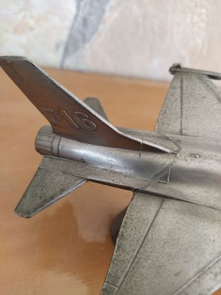 Mechero de mesa avión F-16 de segunda mano por 80 EUR en Sant Cugat del  Vallès en WALLAPOP