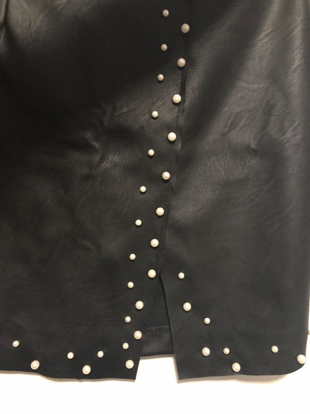 Falda de piel sintética con perlas SIN USAR