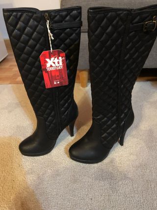 Botas altas mujer - Xti de segunda mano por 30 EUR en Bormujos en WALLAPOP