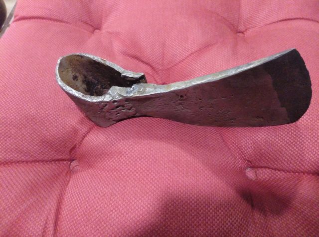 Antigua hacha decorativa  de forja 