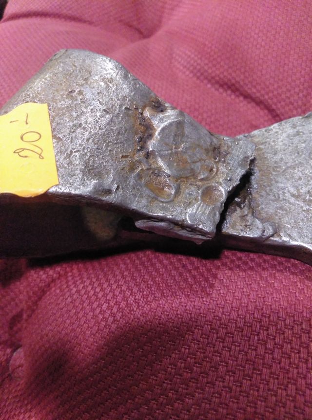 Antigua hacha decorativa  de forja 