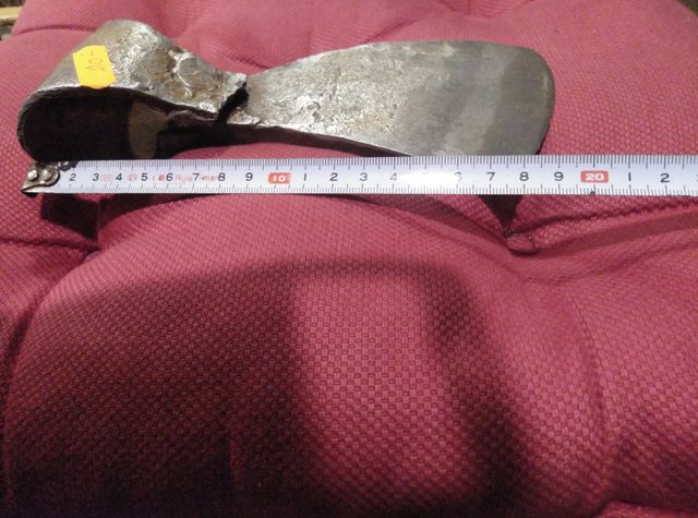 Antigua hacha decorativa  de forja 