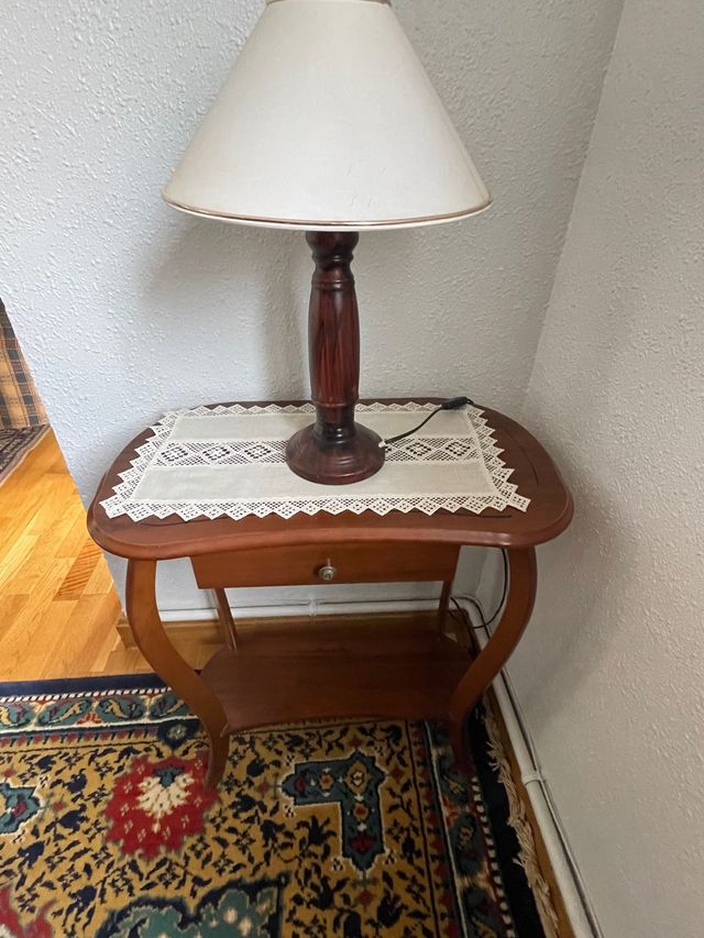 Mesilla auxiliar con cajón y lámpara incluida